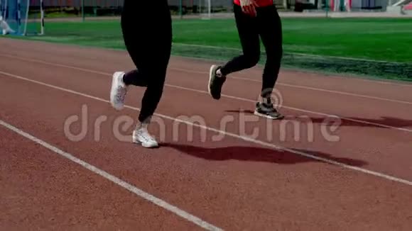 女人在一起跑步视频的预览图