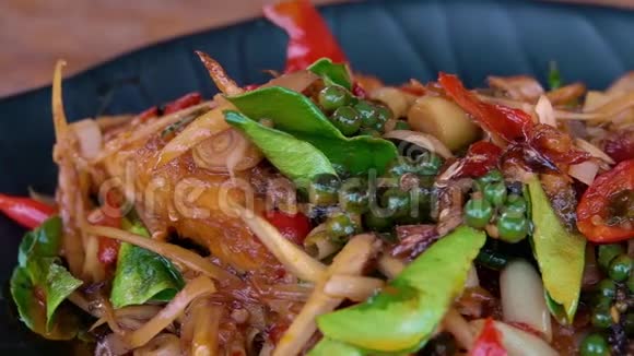 用柠檬草和辣椒炸鱼泰国的传统食物正宗泰国菜视频的预览图