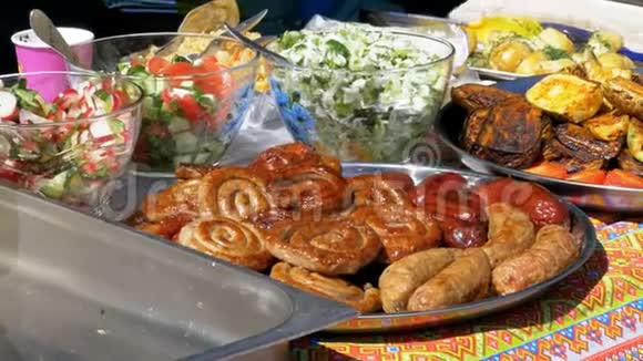 各种香肠蔬菜保加利亚胡椒和烤架上烹制的其他食物的俯视图视频的预览图