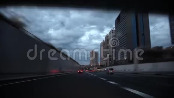 精彩温暖的橙色傍晚夕阳西下的天空繁忙的交通现代公路道路风盾玻璃第一人行视频的预览图