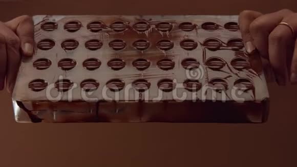 巧克力糖果模具在制作过程中形成视频的预览图