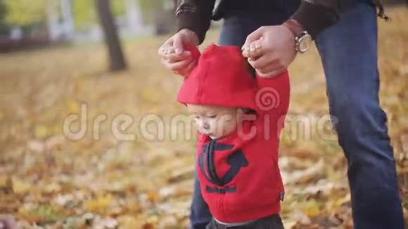 婴儿学会走路爸爸妈妈帮助儿子迈出第一步视频的预览图