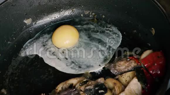 鸡蛋土豆和蔬菜在锅里烤视频的预览图