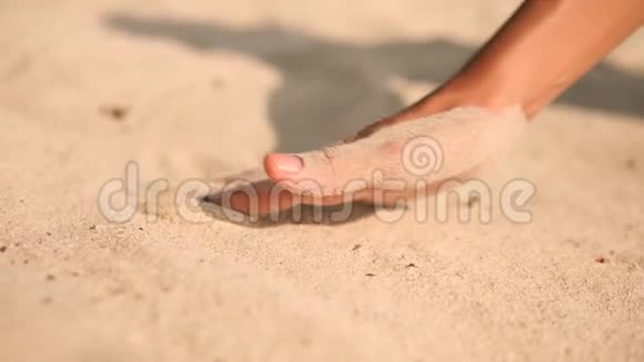 泰国热带岛屿海滩白沙上的女性手绘平静线4K慢动作视频的预览图