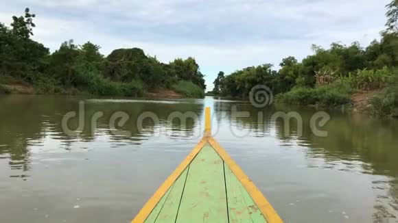 夏日在湖上休闲垂钓古老的木制弓鼻漂浮在河上的船视频的预览图