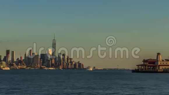 大都市纽约城塔建筑海洋水城景观天际线的画面稳定时间流逝全景视频的预览图