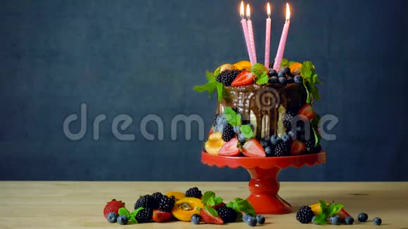 美味的巧克力滴蛋糕装饰着新鲜的季节性水果和浆果视频的预览图