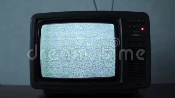 黑暗房间里老式电视机的噪音视频的预览图