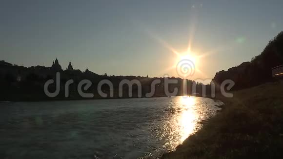 萨尔茨堡日落从萨尔茨堡西向的卡罗林根大桥看视频的预览图