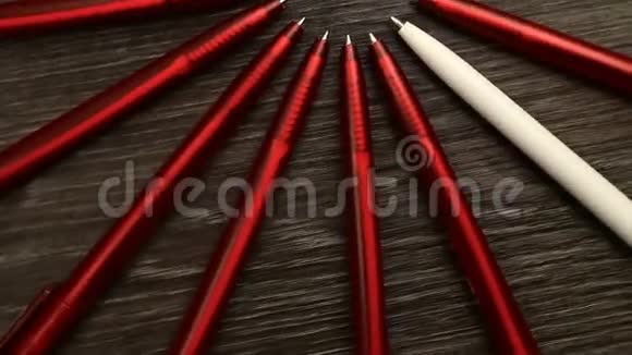 许多红色的笔和一个白色的移动在一个圆圈概念办或学校知识日九月一日录像片段视频的预览图