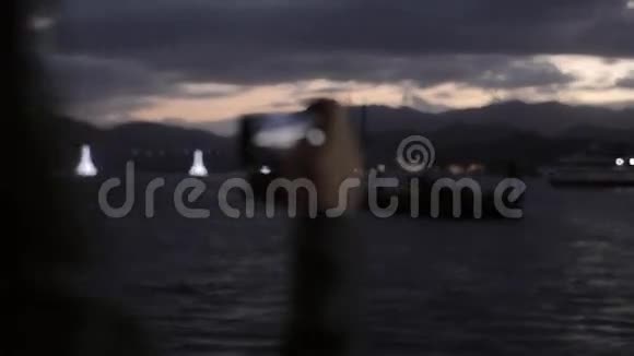 女人通过手机拍摄夜景照片视频的预览图