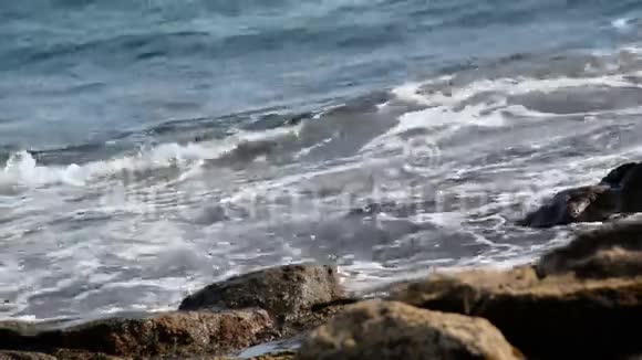 无缝环路关闭撞击岩石的波浪视频高清视频的预览图
