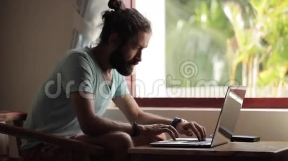 年轻人完成笔记本电脑的工作靠在椅子上视频的预览图
