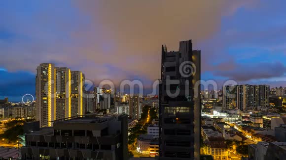 从日落到夜晚新加坡班德梅亚区上空云层的时间推移视频的预览图