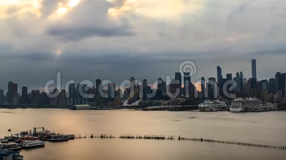 在纽约海洋天际线上早晨橙色日出的天空中灰色的雨云在缓慢的时间流逝中移动视频的预览图
