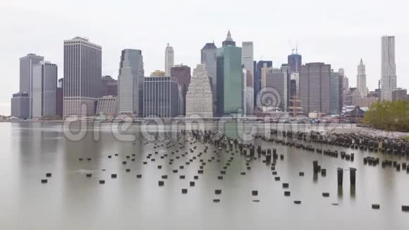 在N的纽约市中心镜面平静的水上天际线可以看到四公里的时间流逝视频的预览图