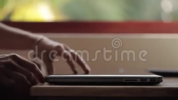 女性手的特写打开并打开笔记本电脑视频的预览图