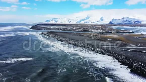 冰山湖冰岛海滩冰湖无人机视频的预览图