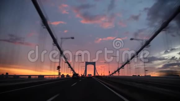 夕阳西下夕阳西下繁忙的交通桥上公路上风挡玻璃第一人行视频的预览图