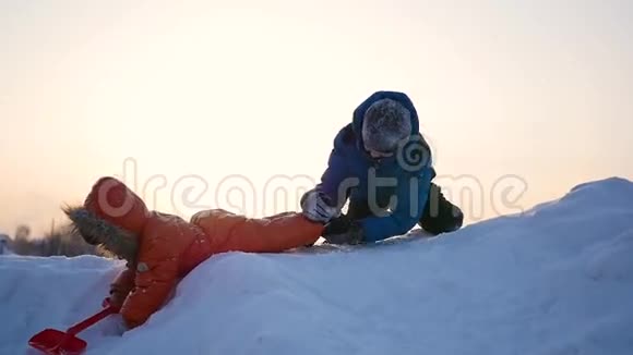 冬天孩子们在雪山上逆天玩耍视频的预览图