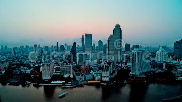 美妙的清晨温暖的粉红色日出时间流逝现代城市曼谷市中心建筑泰国海滨视频的预览图
