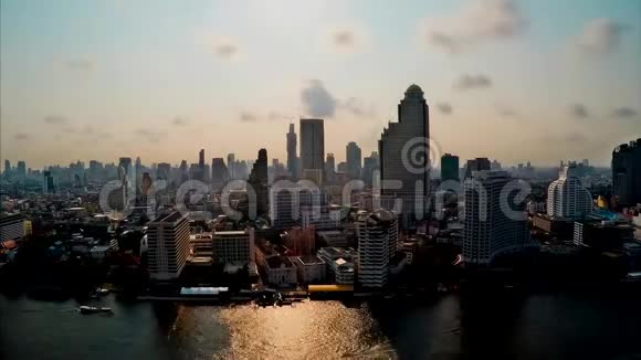 令人惊叹的一天时光流逝的现代大城市曼谷市中心金融区建筑海滨泰国视频的预览图