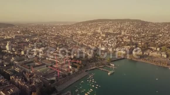 苏黎世和瑞士Limmat河流出地的建筑物鸟瞰图视频的预览图