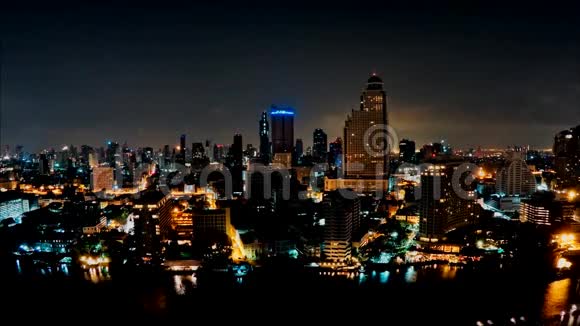 巨大的现代城市夜光照明曼谷市区建筑泰国令人难以置信的延时全景视频的预览图