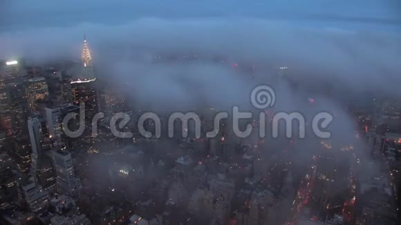 令人难以置信的空中4k时间间隔全景在大雨中乌云在夜空中移动现代的新托克城市中心视频的预览图