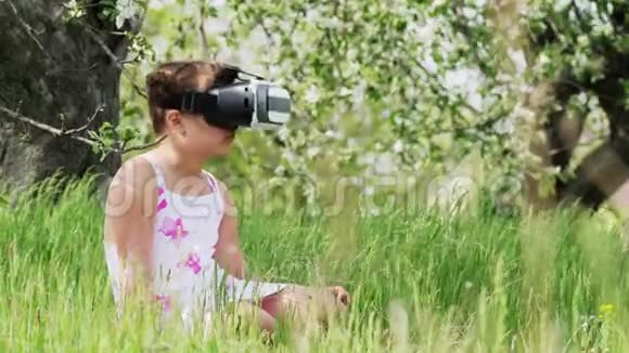 女孩使用VR头盔头部安装显示视频的预览图