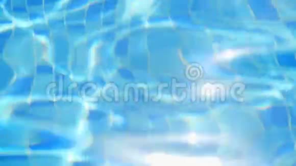 在水池里太阳的光线反射在水的波浪中靠近视频的预览图