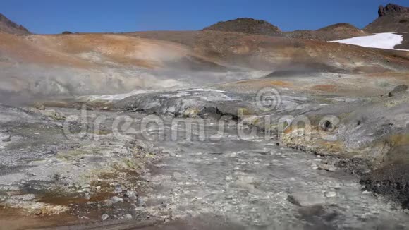 堪察加火山景观被活跃的火山喷口包围的温泉视频的预览图