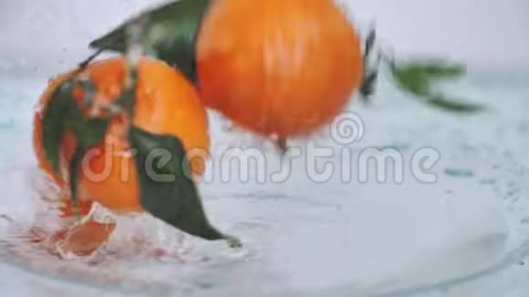 熟橘落水上慢动作射击视频的预览图