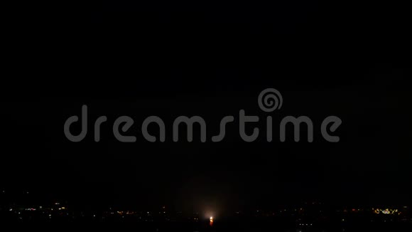 精彩的日本焰火明亮的灯光五彩缤纷的爆炸黑暗的夜空大城市4k黑暗的背景拍摄视频的预览图
