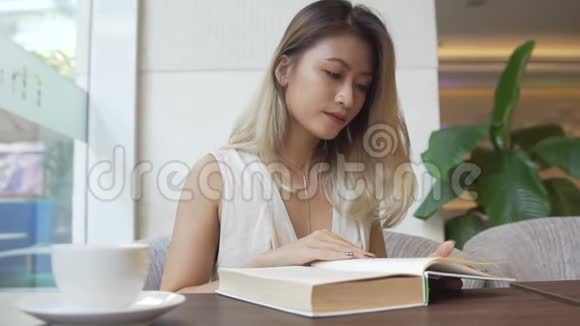 女孩看书和喝咖啡视频的预览图