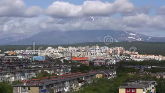 阳光明媚的夏日城市景观背景是火山云飘过天空视频的预览图