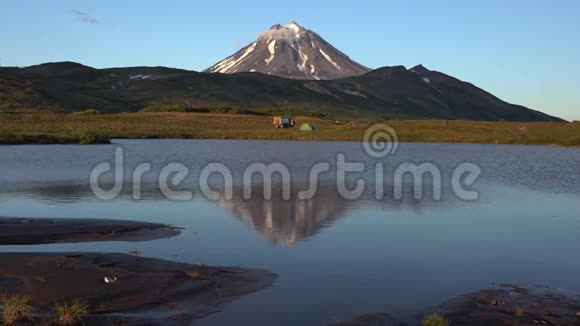 日落时令人惊叹的火山景观高山湖中的山的倒影视频的预览图