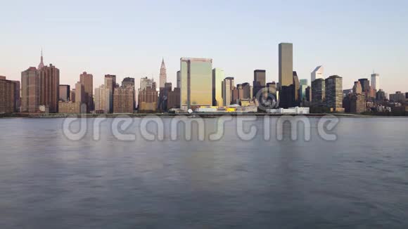迷人的稳定的时间间隔4k的视角从镜面平静的水上天际线俯瞰纽约市中心的大城市视频的预览图