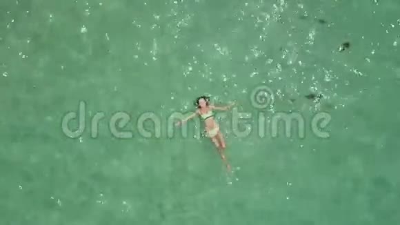 在阳光照耀下的海洋中飞翔的少女视频的预览图