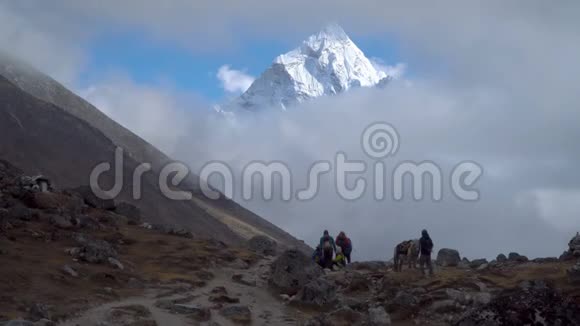 喜马拉雅山的游客和搬运工视频的预览图