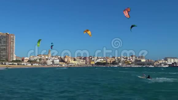 在西班牙的科斯塔布拉瓦帕拉莫斯附近许多风筝爱好者在阳光明媚的日子里视频的预览图