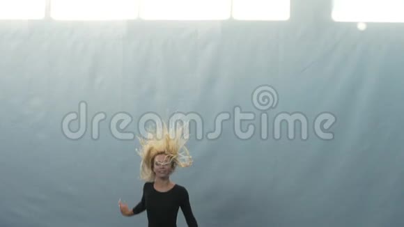 体操运动员在蹦床上跳慢动作视频的预览图
