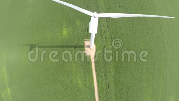 可持续风力发电生态能源绿色农场领域大白风车涡轮美丽4k空中无人机射击视频的预览图