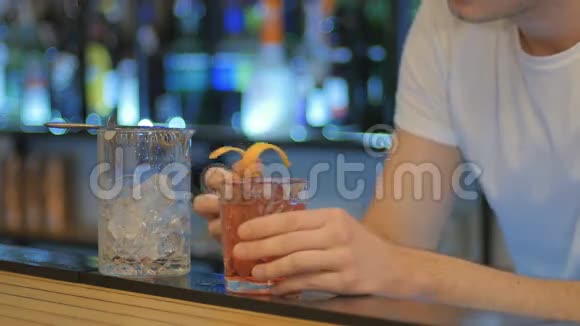 贴身酒保用橘皮擦玻璃用它装饰鸡尾酒视频的预览图