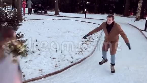 滑冰场上的情侣男女视频的预览图