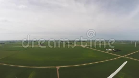 可再生能源风力发电场绿色生态农场风车涡轮场站4k空中无人机视野视频的预览图