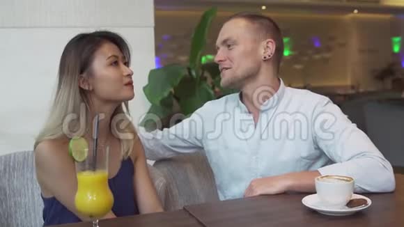 多文化夫妇互相交谈高加索男人亚洲女人约会视频的预览图