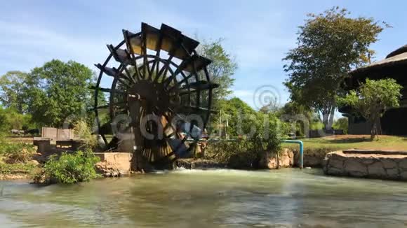 水轮涡轮在花园里旋转视频的预览图