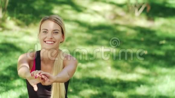 健身妇女在夏季公园户外运动做深蹲运动视频的预览图