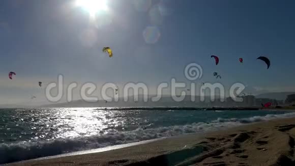 在西班牙的科斯塔布拉瓦帕拉莫斯附近许多风筝爱好者在阳光明媚的日子里视频的预览图